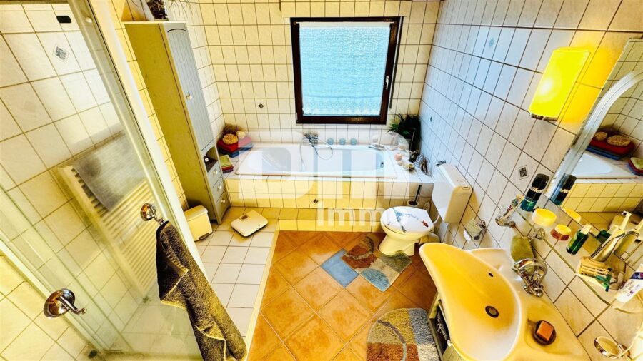 Schönes gepflegtes Einfamilienhaus mit großem Grundstück, Terrasse, Panoramablick und vielen Extras - EG Badezimmer Badewanne / Dusche / Handtuchwärmer